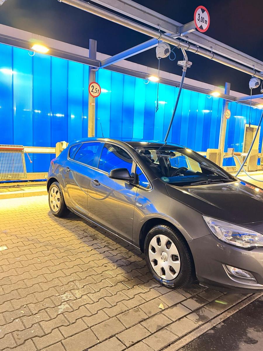 Opel Astra 2011 — interior