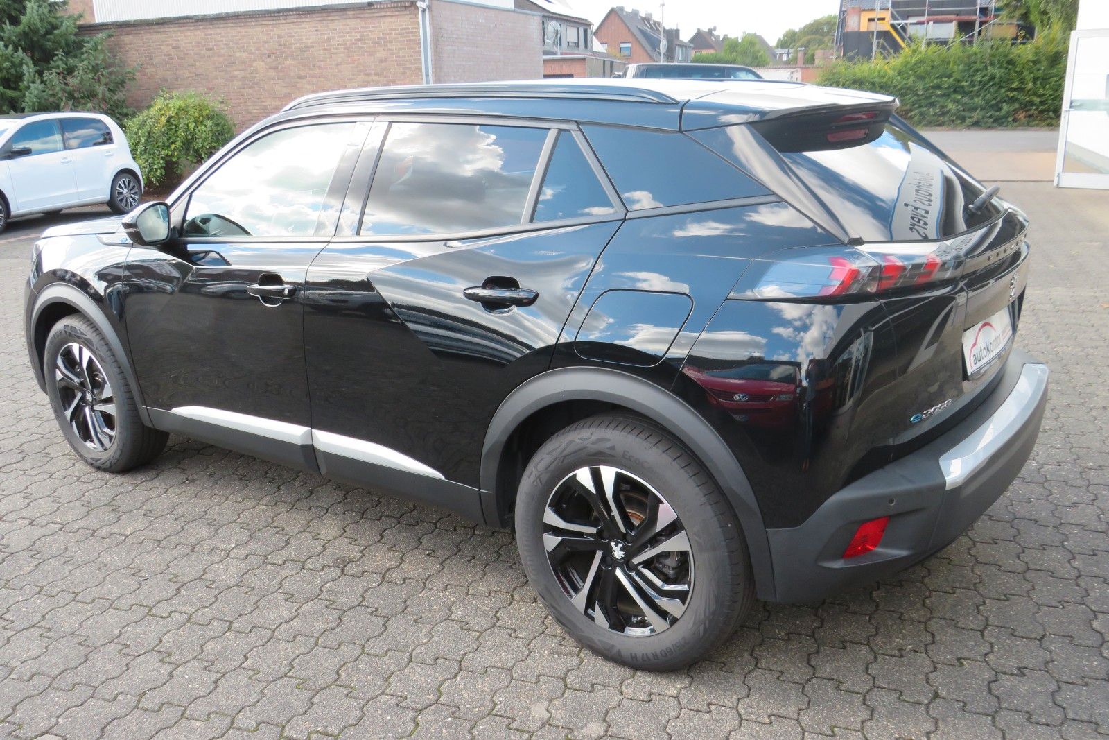 Fahrzeugabbildung Peugeot 2008 e- Allure Pack NAVI KAMERA ACC PDC SITZH 1H