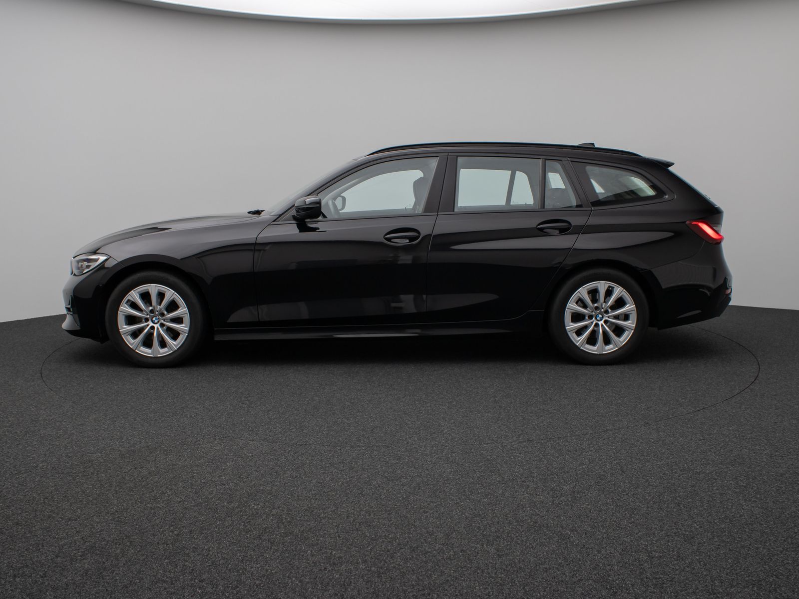 Fahrzeugabbildung BMW 320d Panorama DAB HiFi Lenkrhzg PDC AHK Alarm