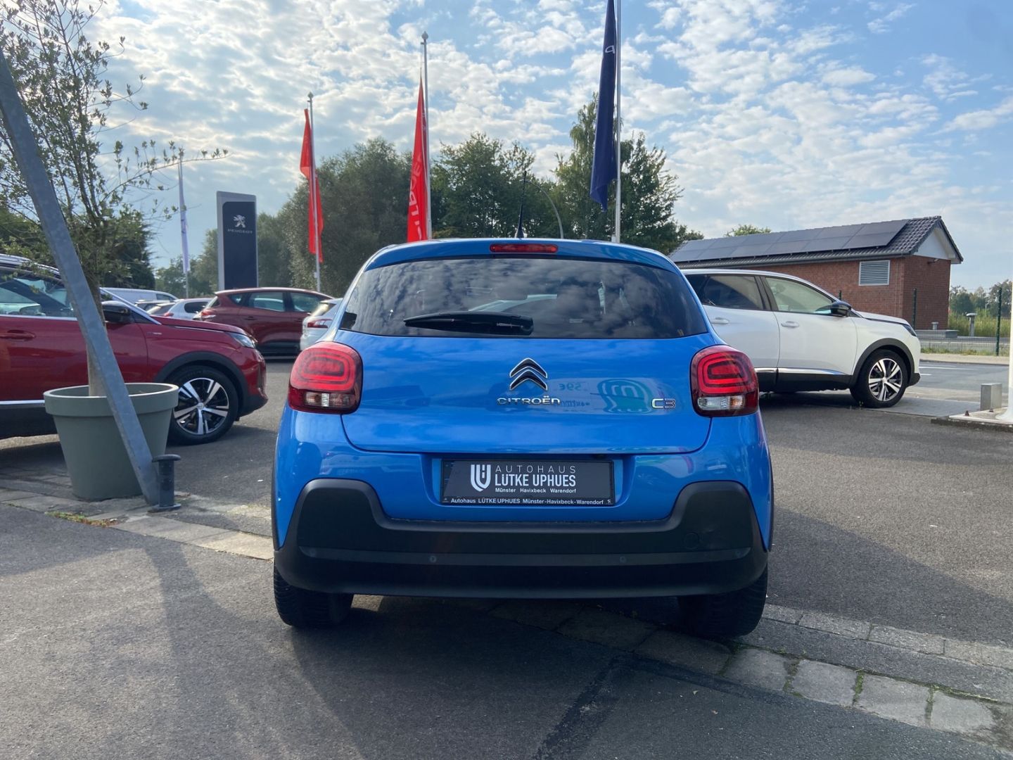 Fahrzeugabbildung Citroën C3 Shine 1.2 PureTech 110 Navi LED CarPlay Temp.