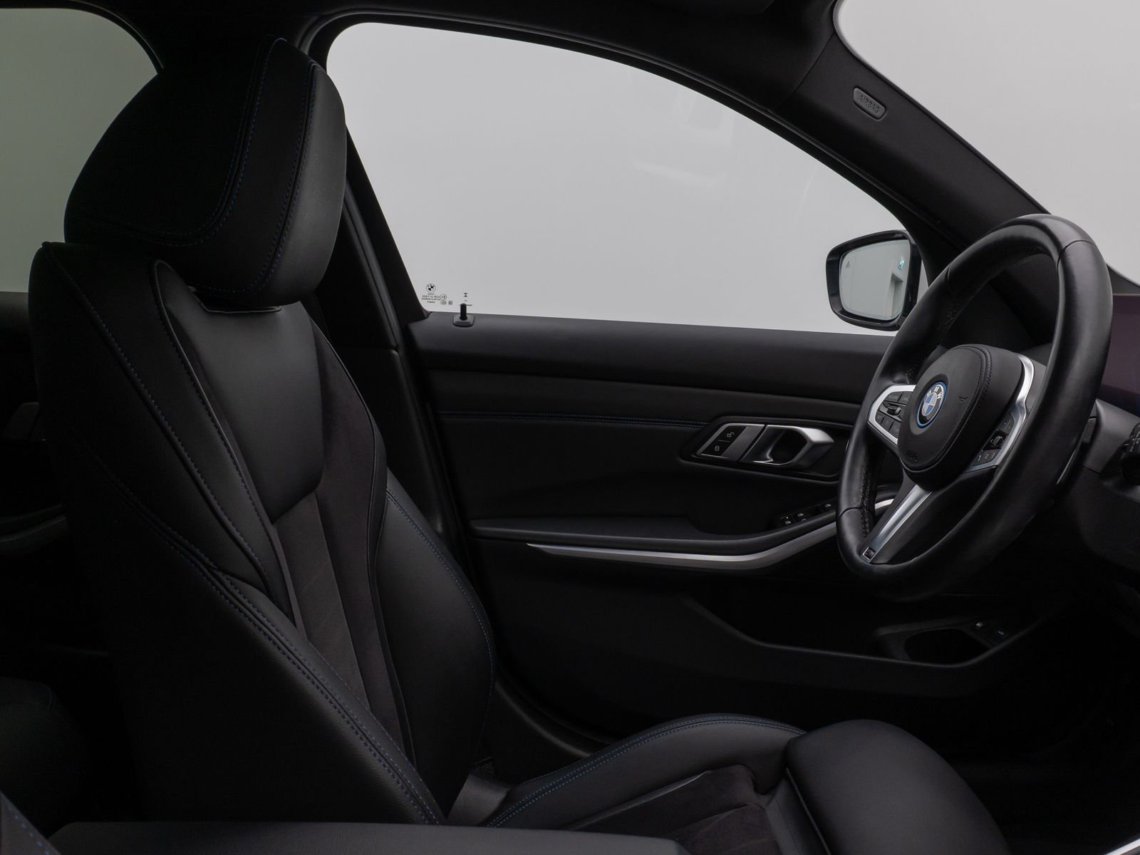 Fahrzeugabbildung BMW 330e M Sport Kamera DAB HUD Alarm Parkassistent