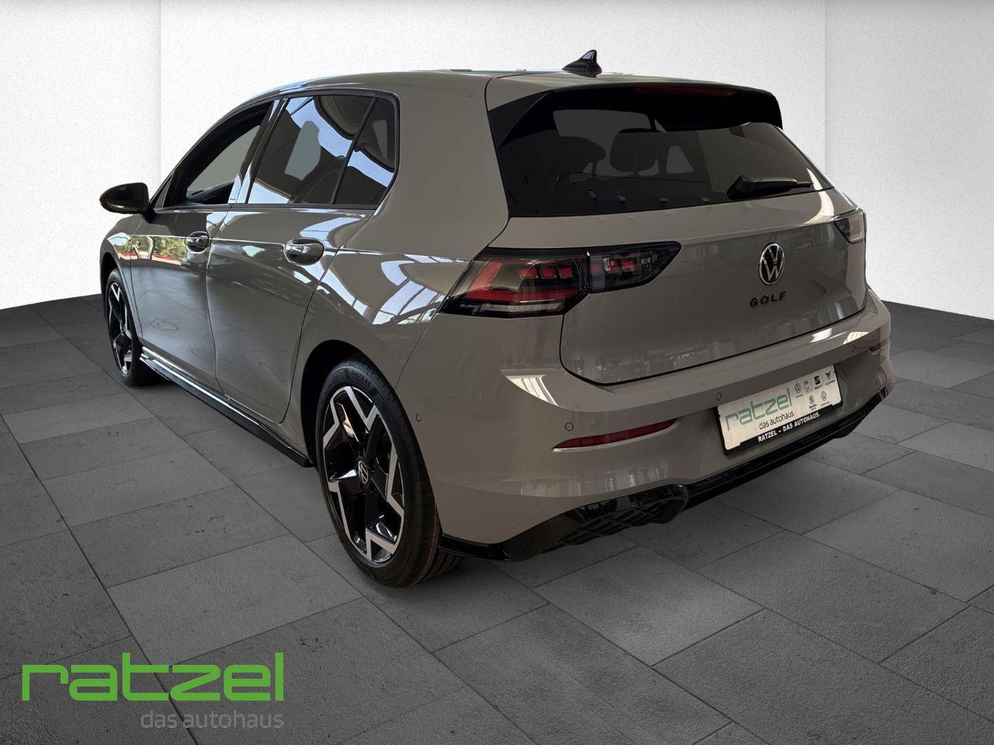 Fahrzeugabbildung Volkswagen Golf VIII R-Line AHK+3-Zonen Klima+IQ.LIGHT