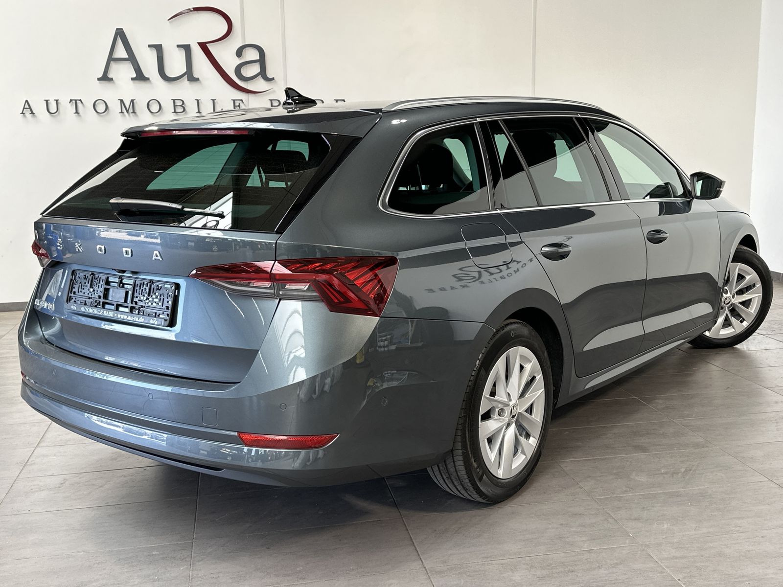 Fahrzeugabbildung SKODA Octavia Combi 2.0 TDI DSG FirstEd NAV+MATRIX+ACC