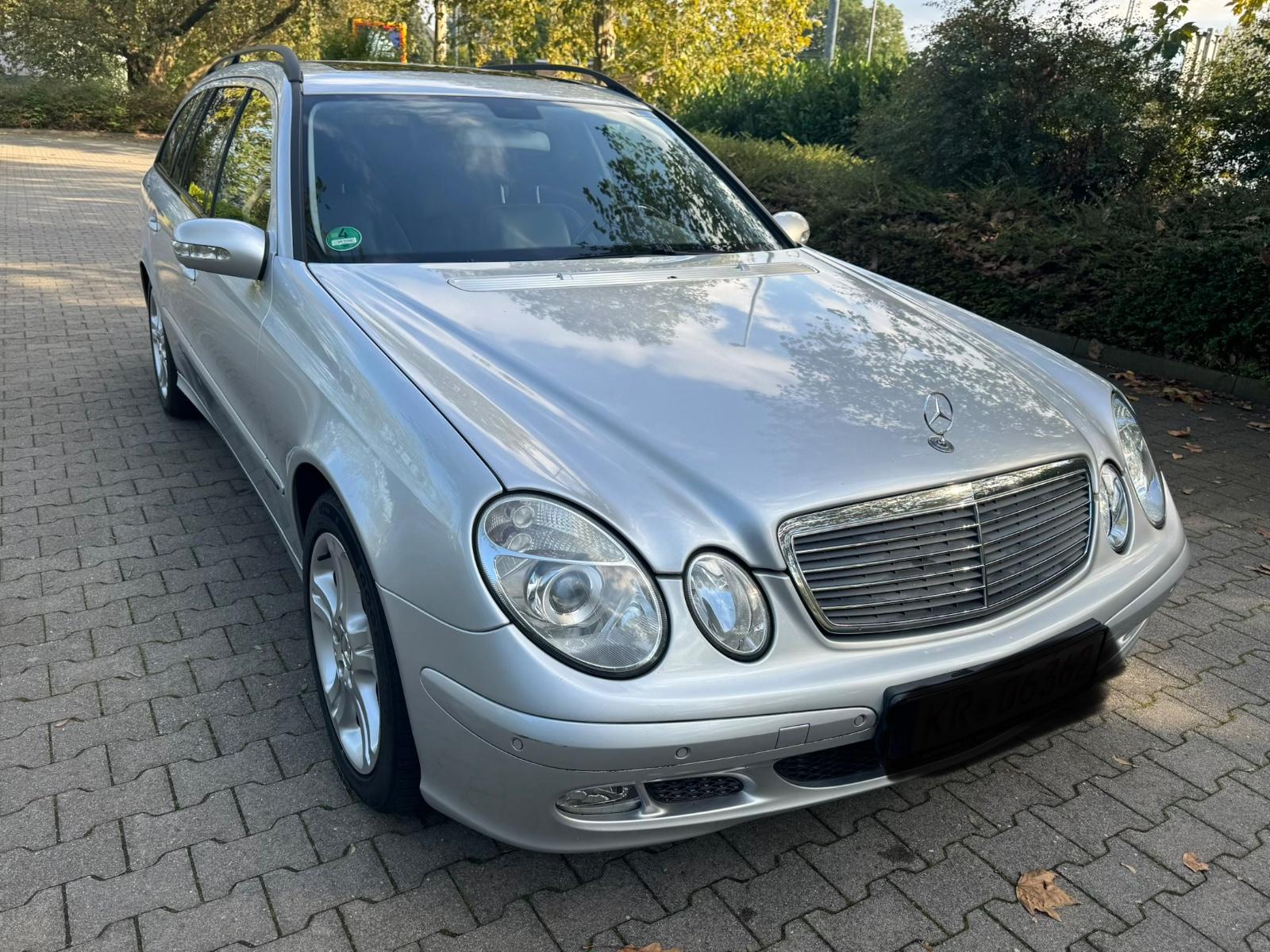Mercedes-Benz E200 2005 — interior