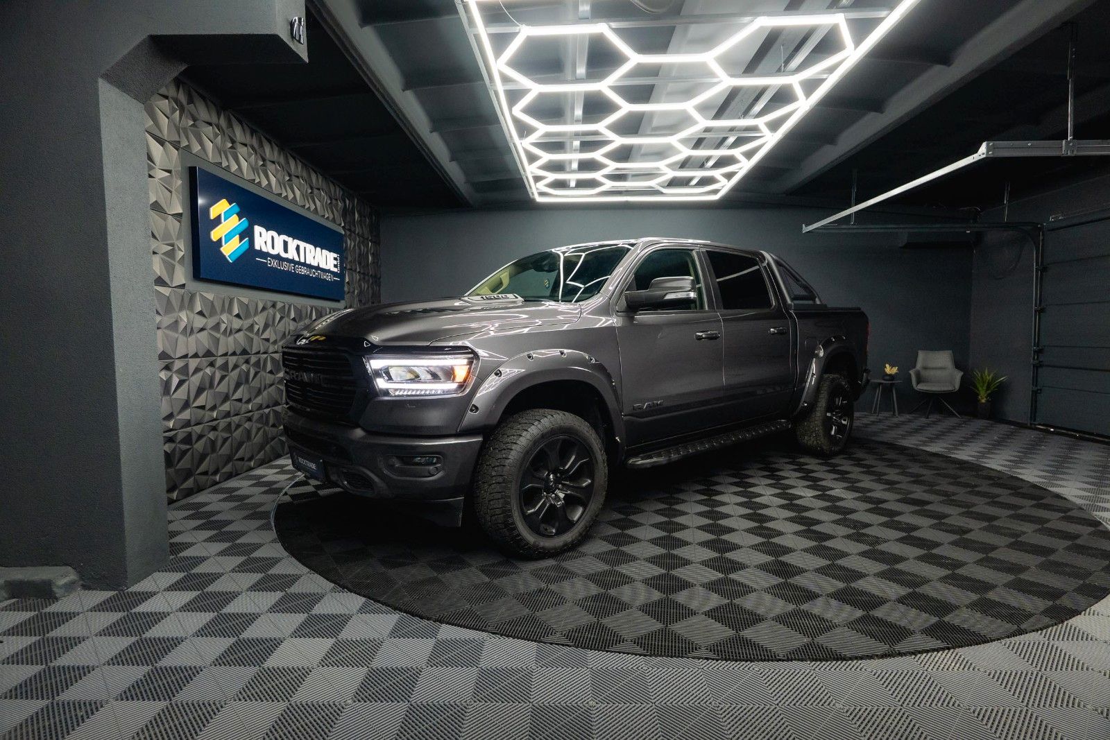Fahrzeugabbildung Dodge RAM 5.7 V8 HEMI 4x4 OFFROAD Night-Paket *LED*