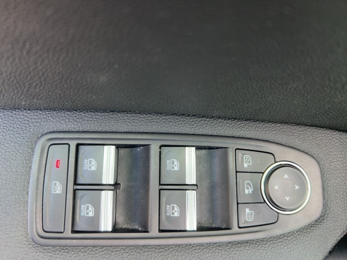 Fahrzeugabbildung Renault Captur INTENS TCe 140 EDC - mit KI generiert/bearbeitet