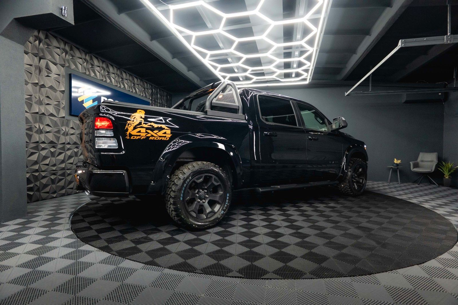 Fahrzeugabbildung Dodge RAM 5.7 V8 HEMI 4x4 OFFROAD Night-Paket *LED*19%