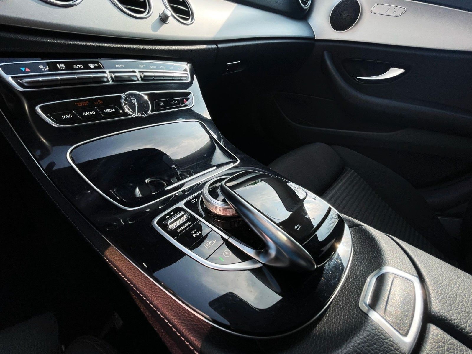 Fahrzeugabbildung Mercedes-Benz E 220T AUT. 4-MATIC NAVI CAM LED AHK 1.Hd
