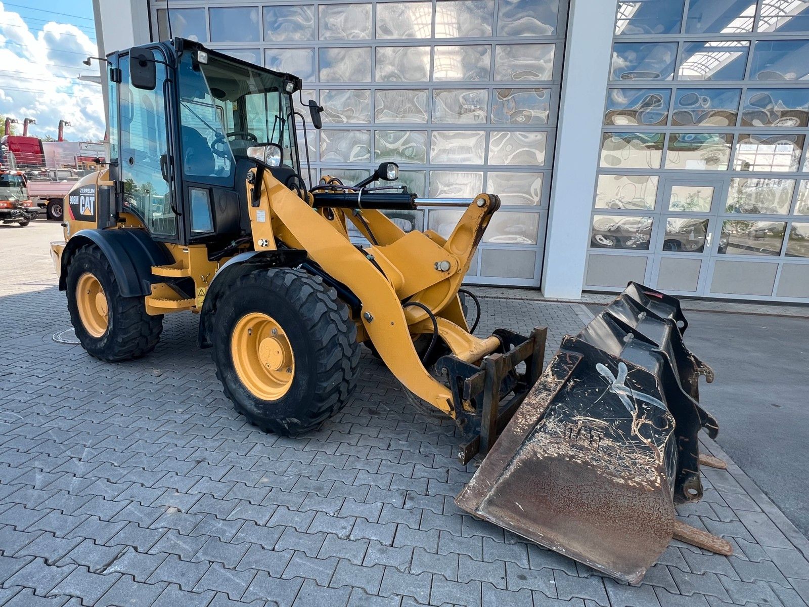 Fahrzeugabbildung CAT 908M / 1.554h / Gabel / Schaufel