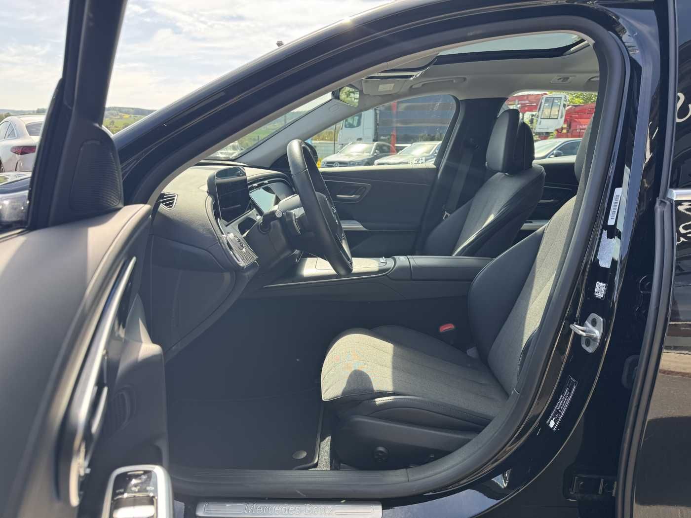 Fahrzeugabbildung Mercedes-Benz E 220 d Avantgarde+Pano+AHK+Distr+19Zoll+MBUX