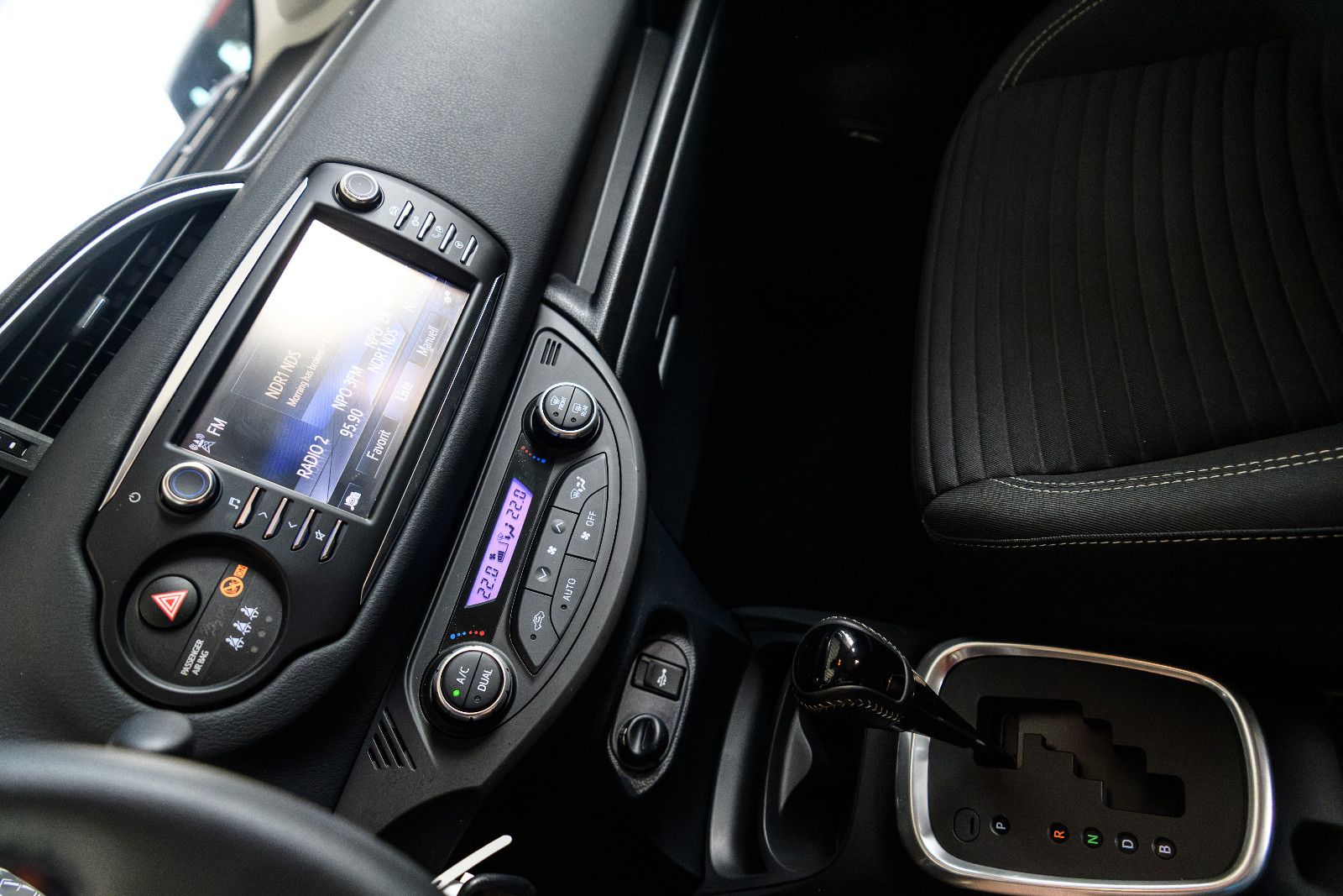 Fahrzeugabbildung Toyota Yaris Hybrid Team D+NAVI+SHZ+RFK+GJR+ALU+BICOLOR