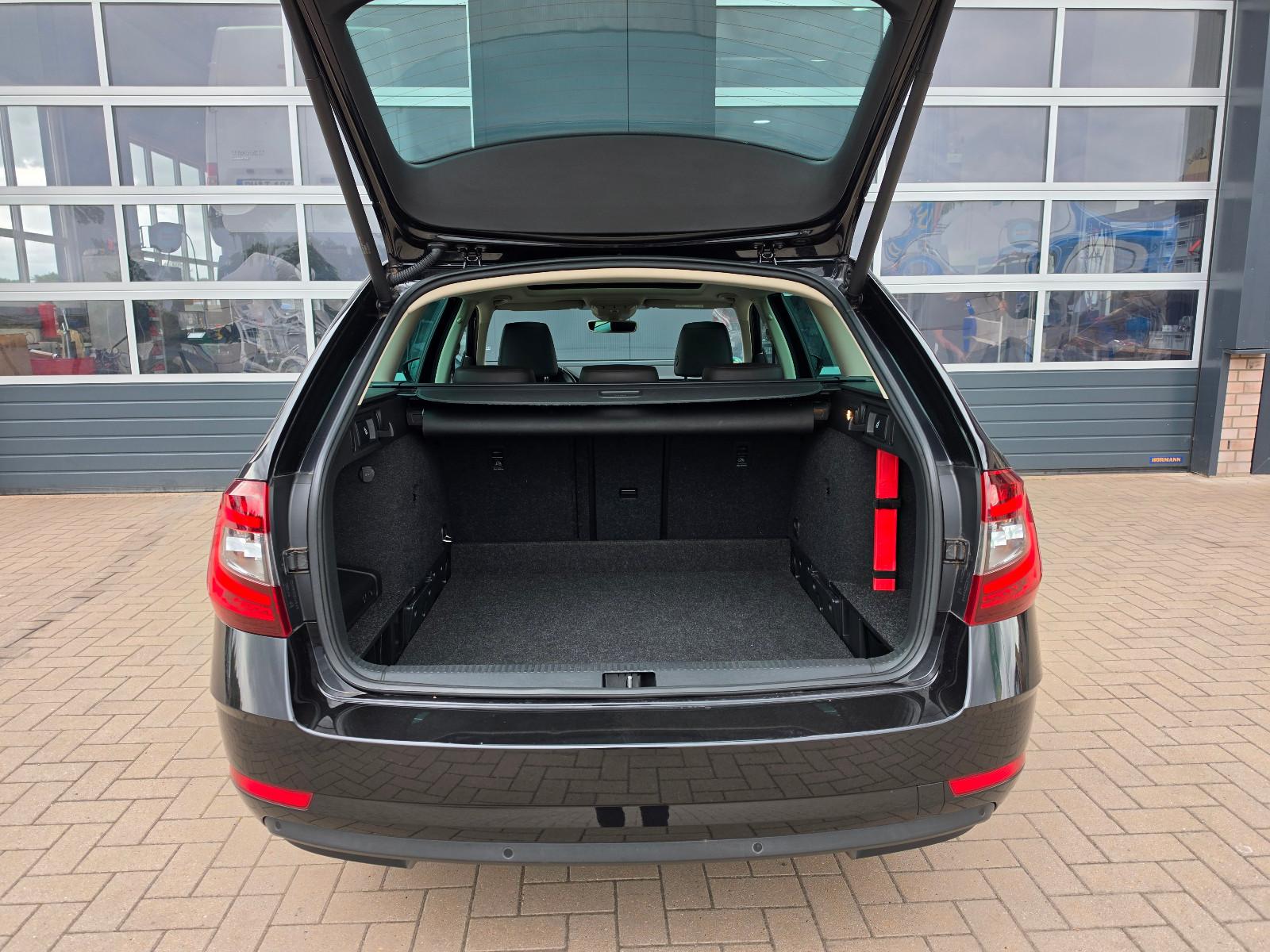 Skoda Octavia 2.0 L&K 4x4 TÜV Neu/Scheckh./LED/Pano.