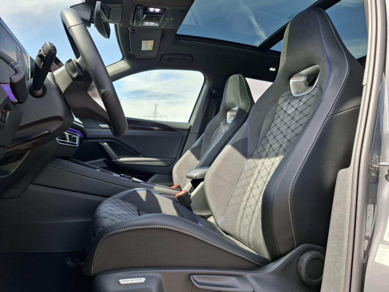Fahrzeugabbildung Volkswagen Tiguan 2.0 TDI R-Line 4M Pano*Black*Matrix*AHK