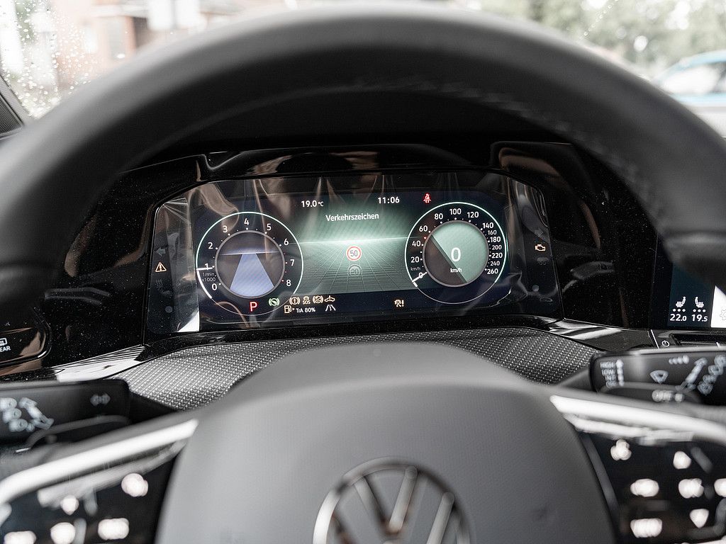 Fahrzeugabbildung Volkswagen Golf VIII Variant 1.5 eTSI R-Line AHK ACC LED