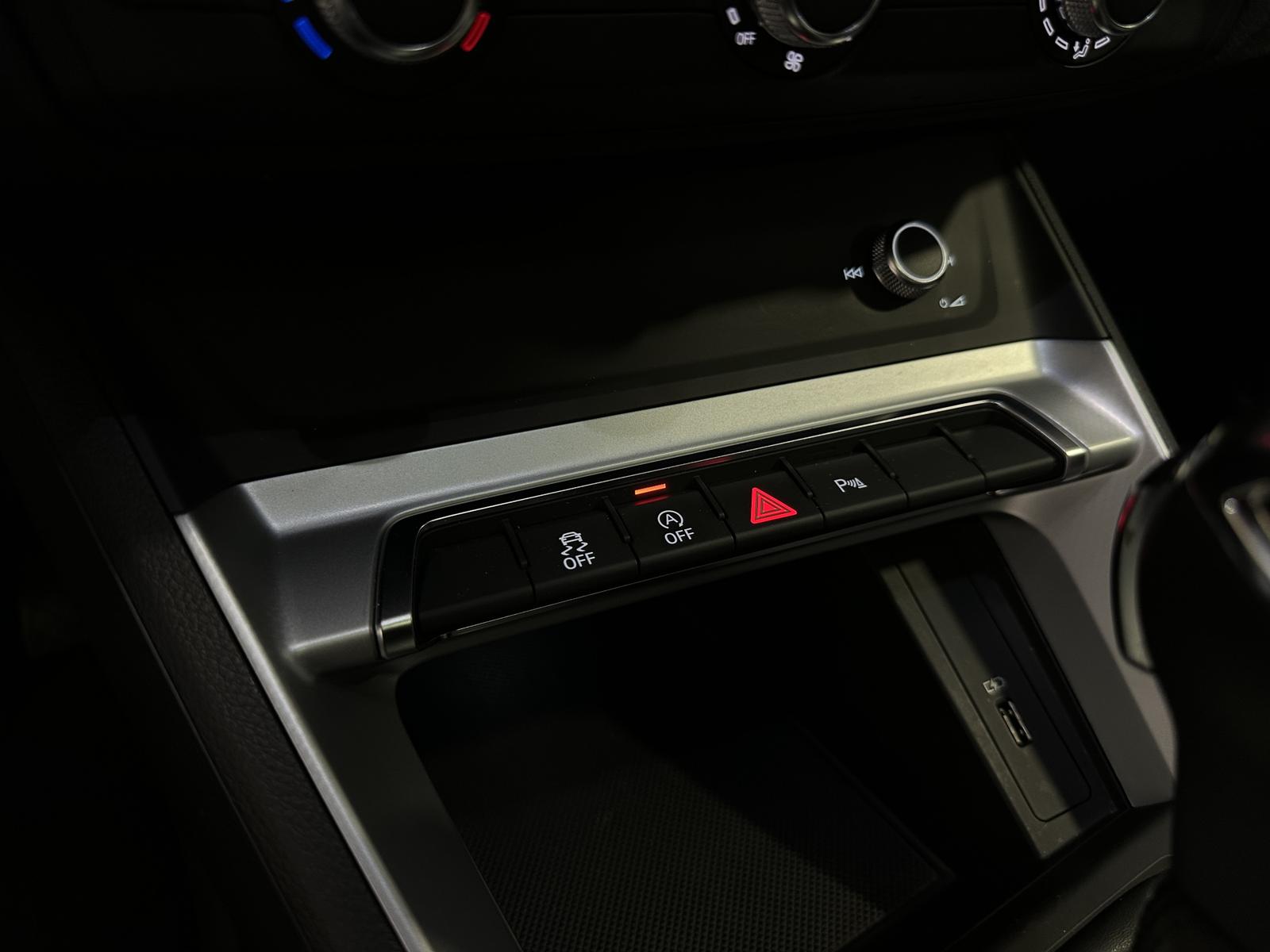 Audi Q3 40 TDI / S TRONIC / QUATTRO / PANO / LED /
