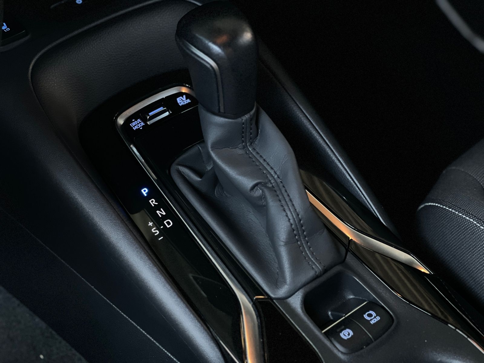 Fahrzeugabbildung Toyota Corolla 2.0 Hybrid Team D JBL LED RFK NAVI SHZ