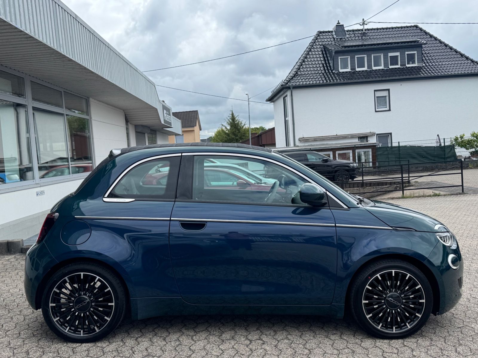 Fahrzeugabbildung Fiat 500 e La Prima/Leder/LED/R-Cam/ACC/Navi/SHZ