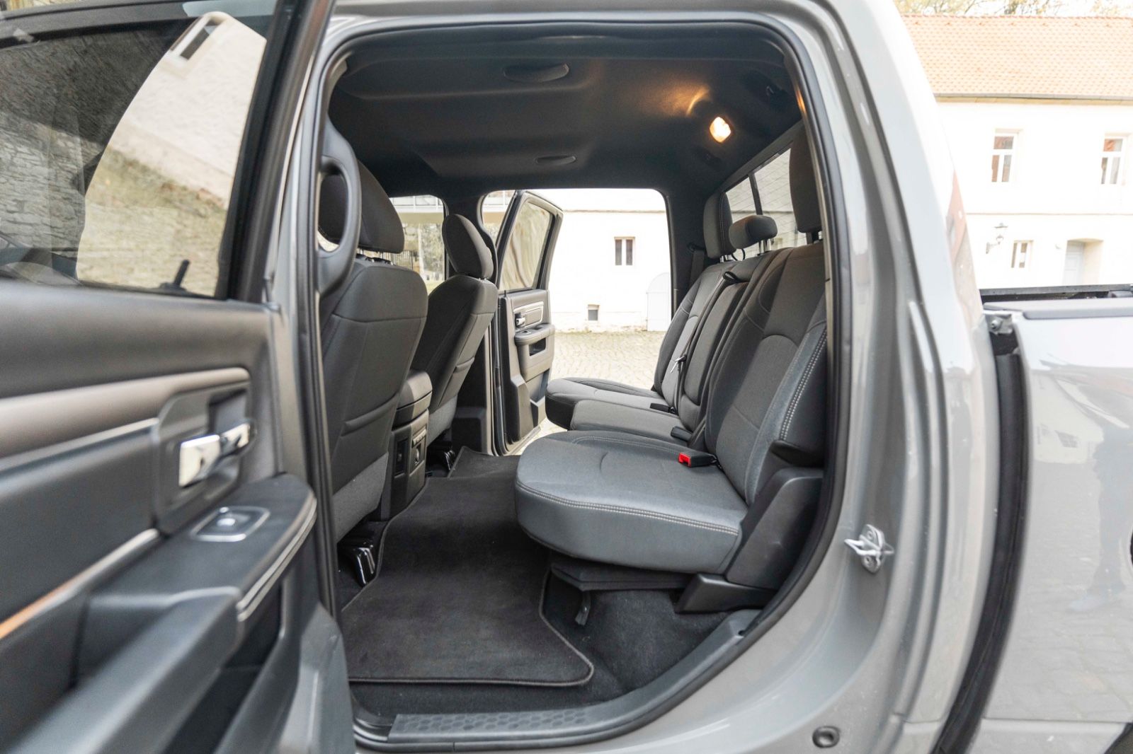 Fahrzeugabbildung Dodge RAM 1500 Classic 5,7L LPG AHK LED NAV KAM ALPINE