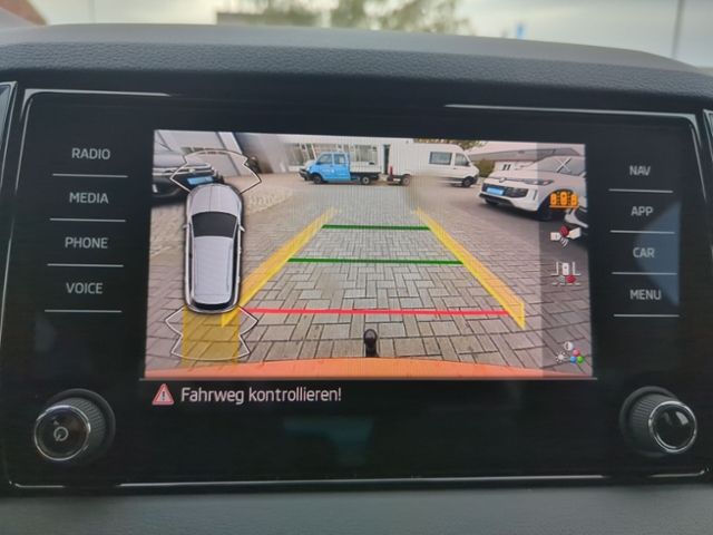 Fahrzeugabbildung SKODA Karoq 1.5 TSI DSG Sportline NAV AHK ELEKTR HECKK