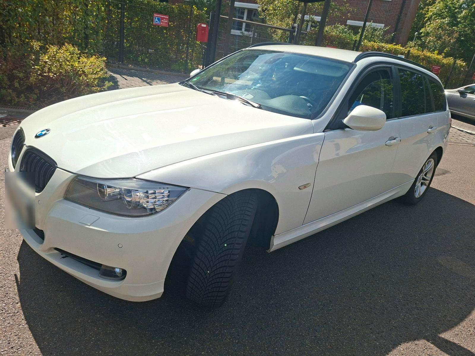 BMW 318 2011 — interior