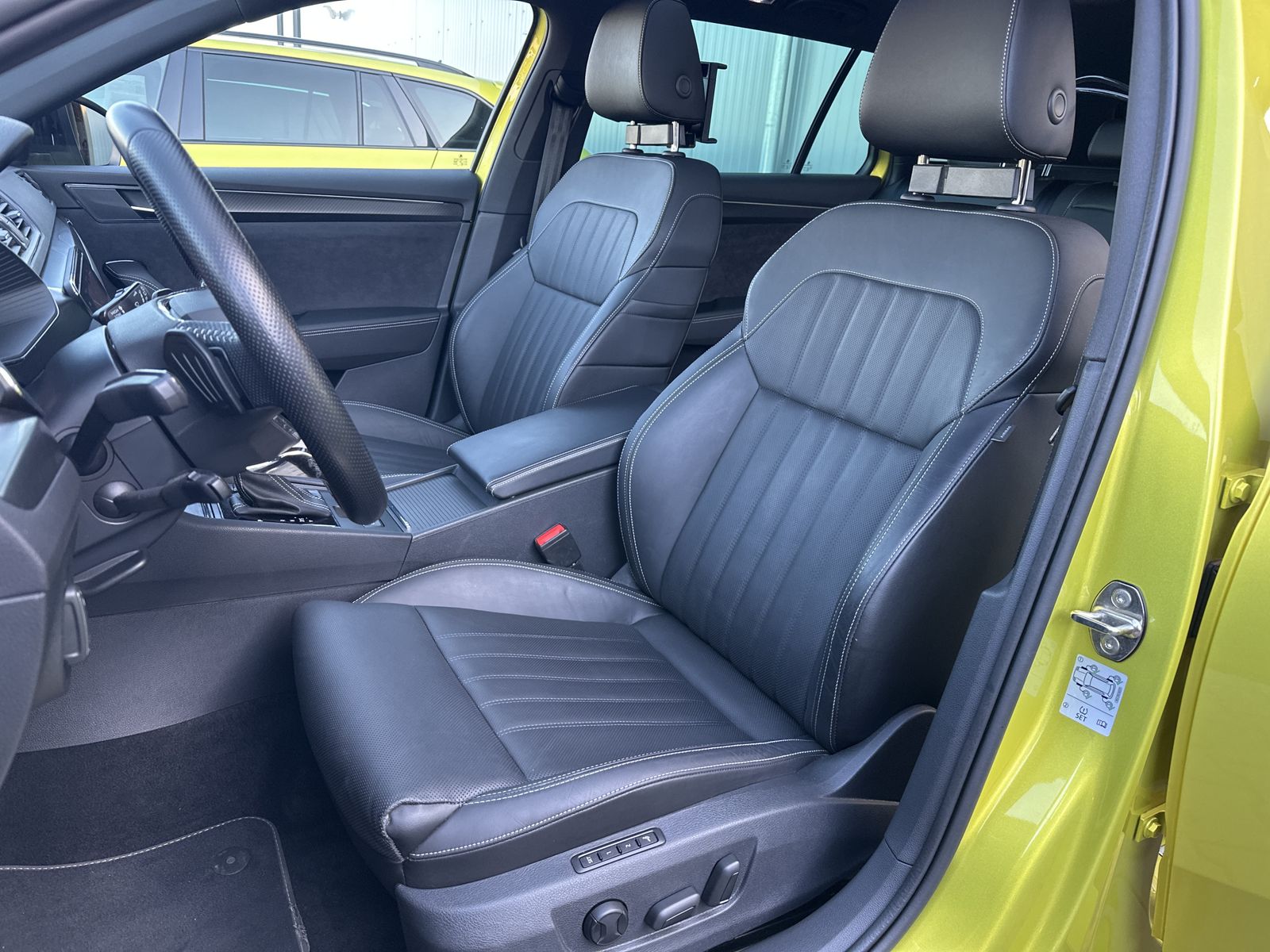 Fahrzeugabbildung SKODA Superb Sportline 4x4 NAV+LED+PANO+AHK+MEMORY+ACC