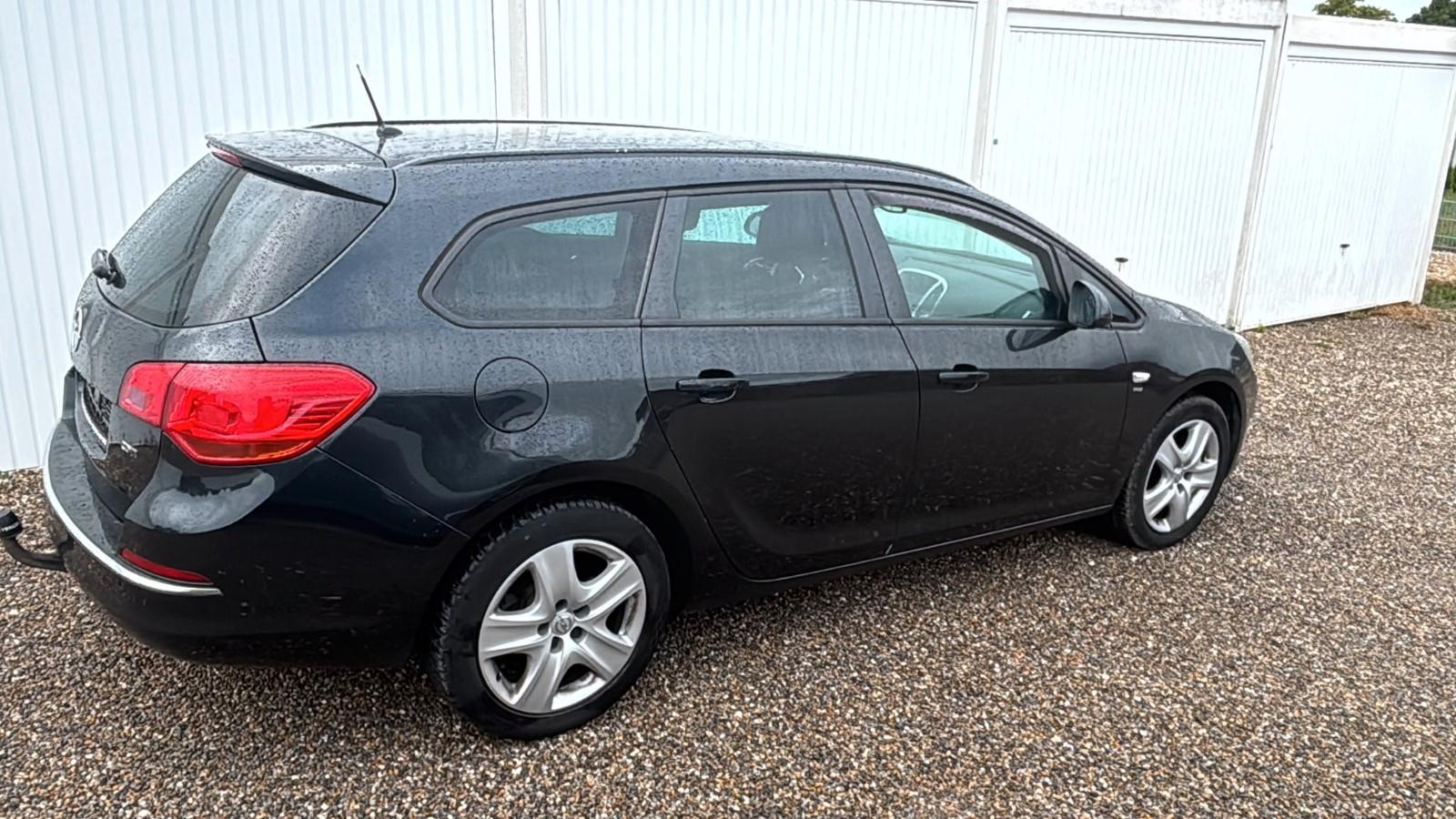 Opel Astra 2014 — rear view