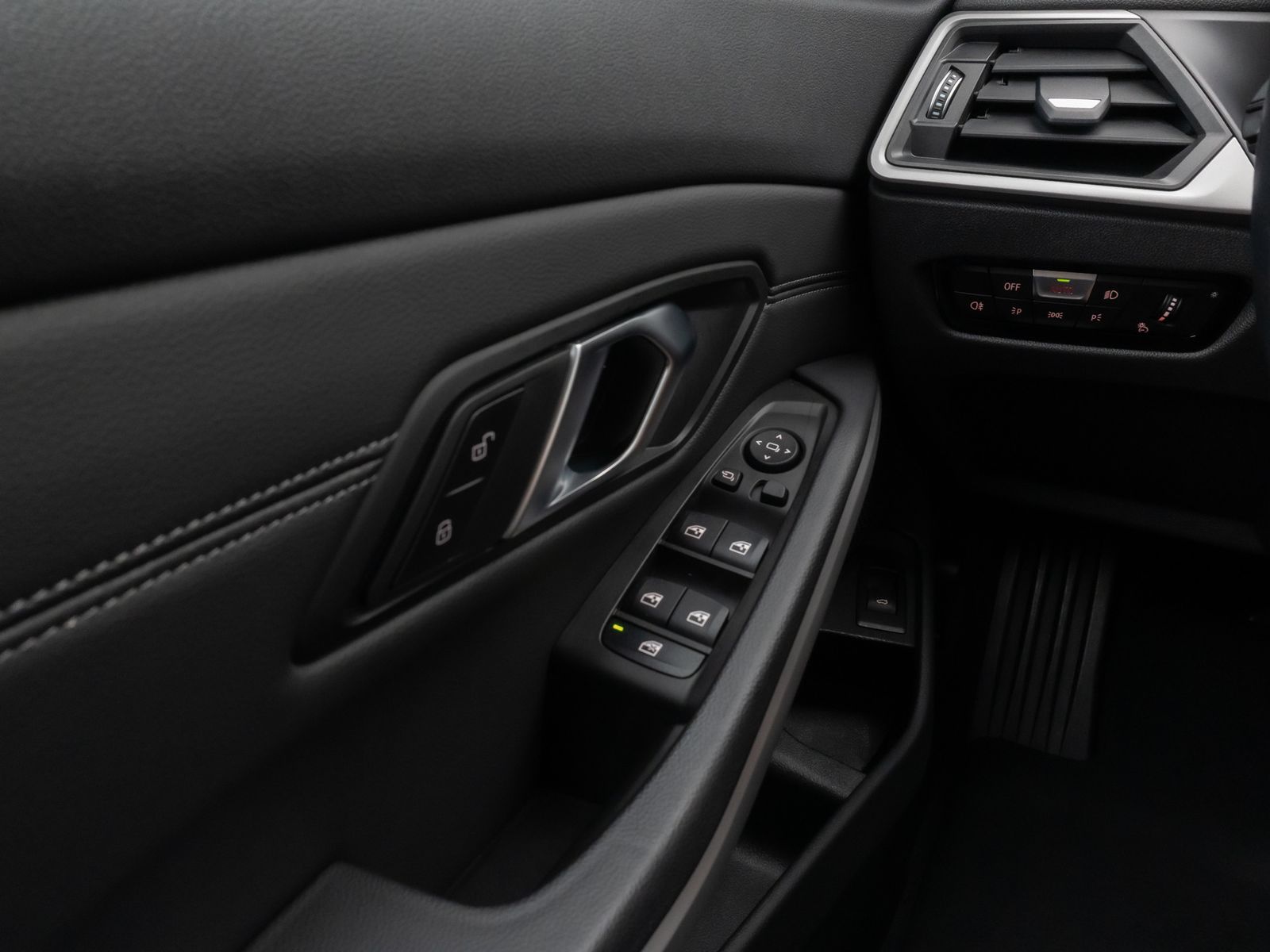 Fahrzeugabbildung BMW 320d Kamera DAB HUD Lenkradheizung Alarm Sport