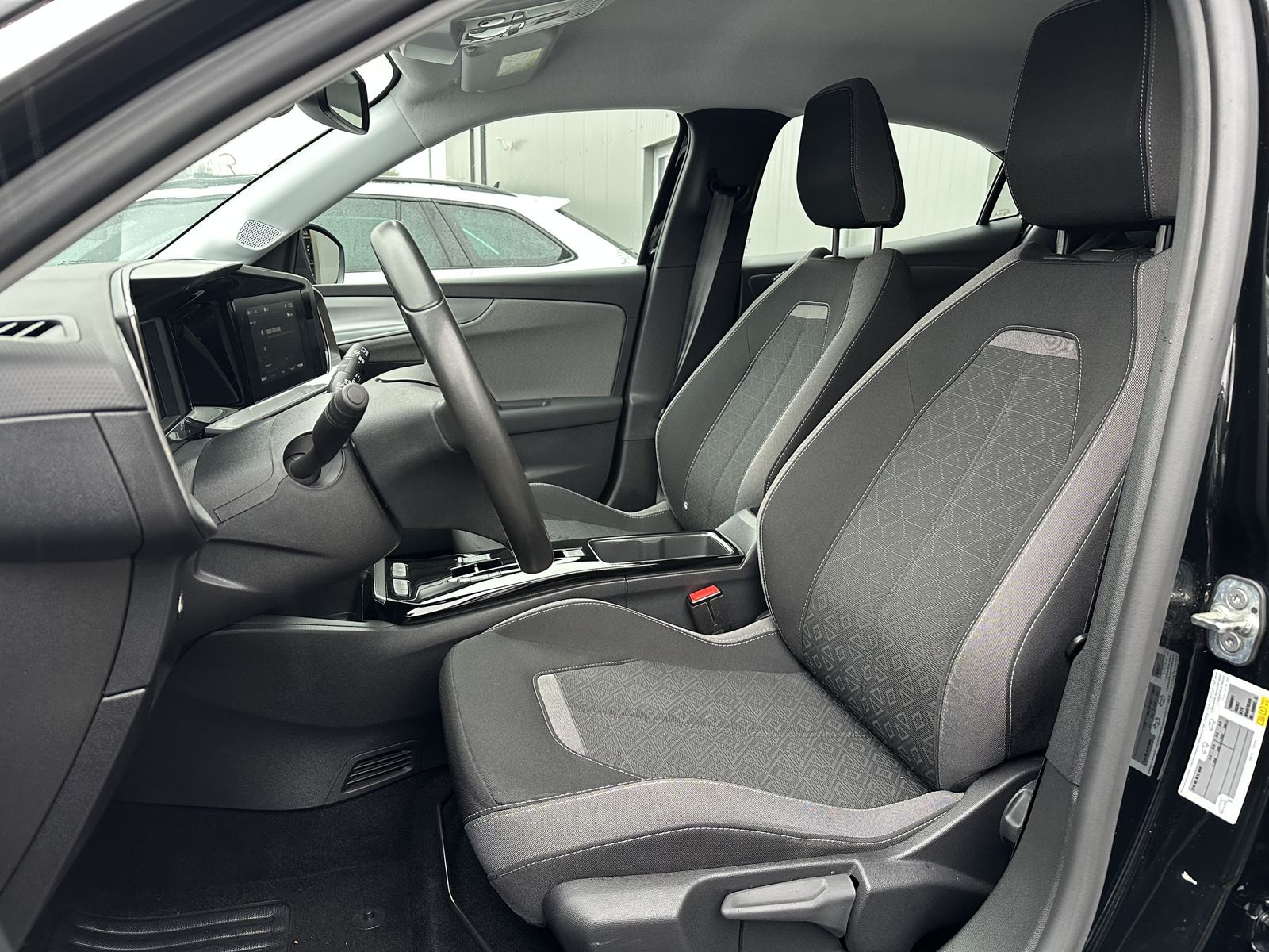Fahrzeugabbildung Opel Mokka-e Edition LED+RÜCKFAHRKAMERA+BT+WÄRMEPUMPE