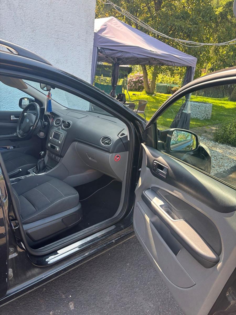 Ford Focus 2010 — photo 13