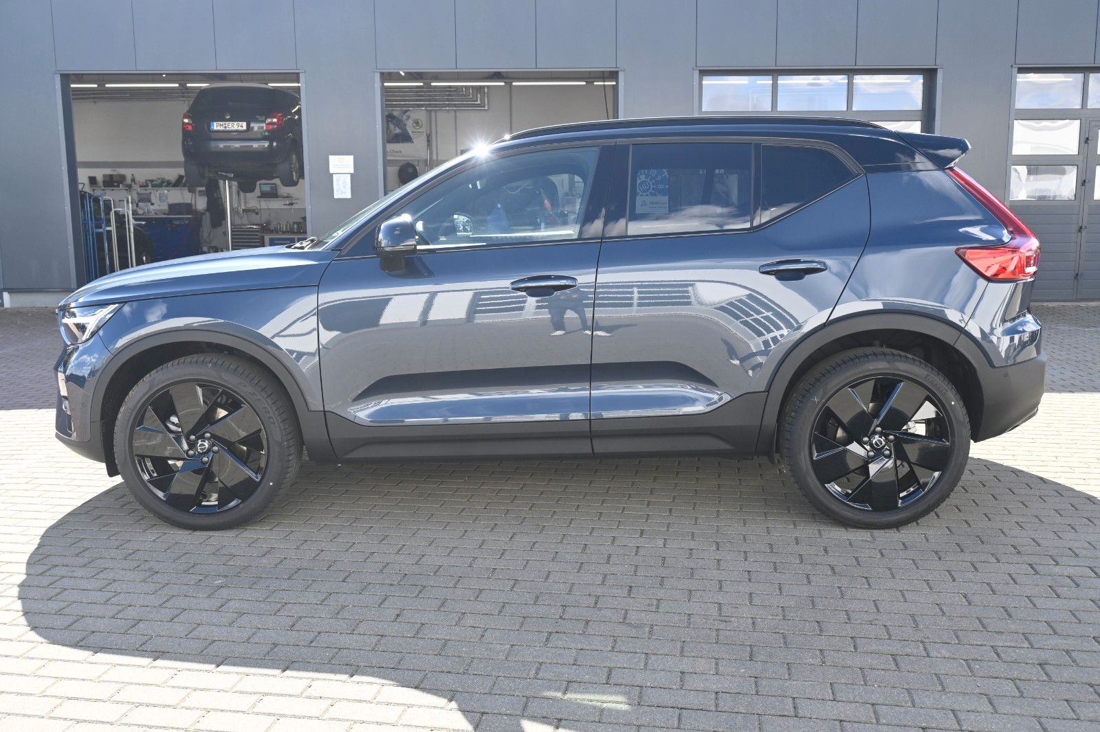 Fahrzeugabbildung Volvo XC40 B4 DKG Ultra Black Edition*STDHZG*360°*ACC