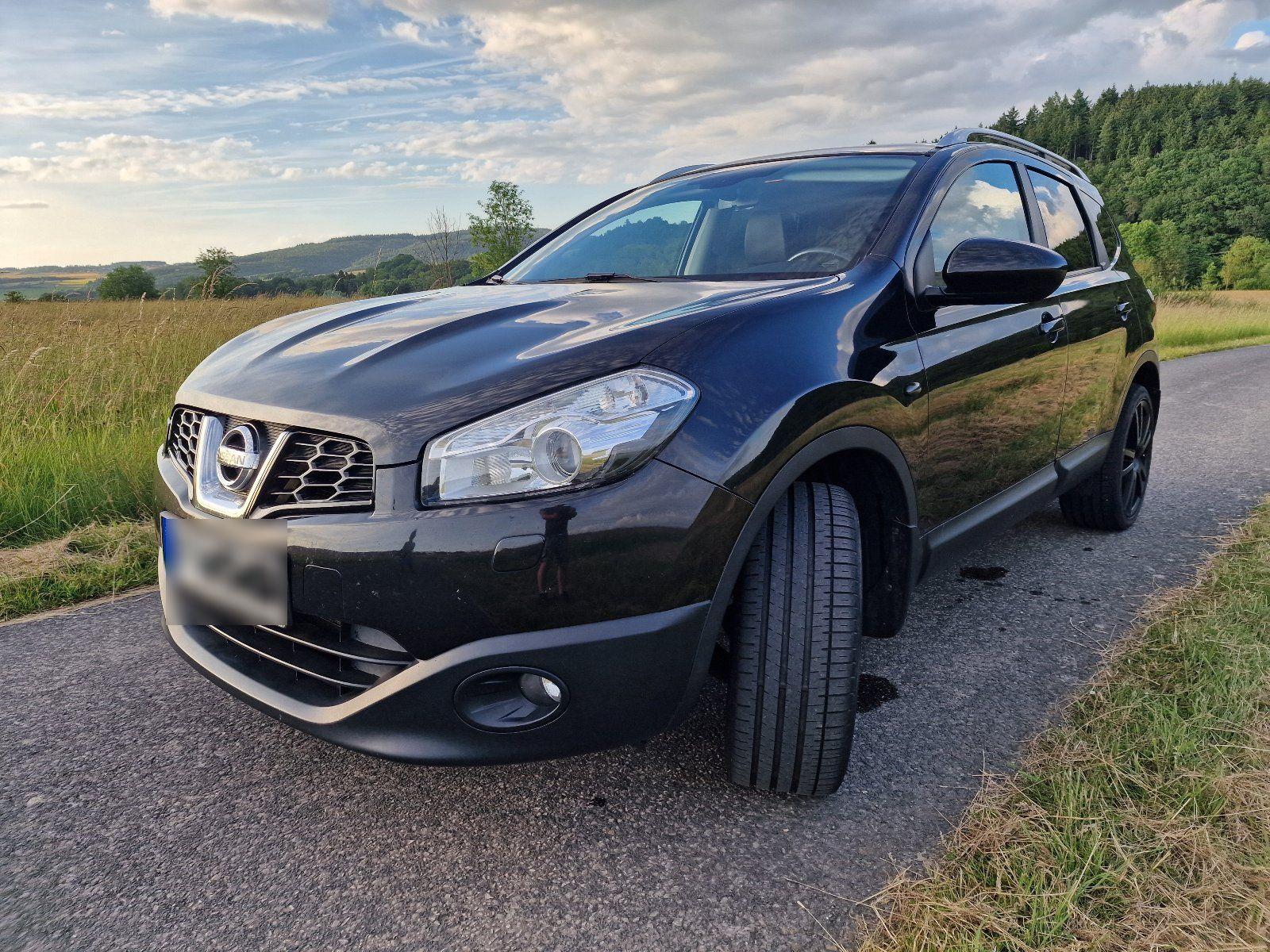 Nissan Qashqai+2 2010 — rear view