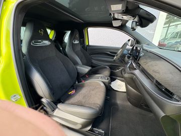 Fahrzeugabbildung Abarth 500 e Scorpionissima Navi Pano Temp JBL RFK  uvm