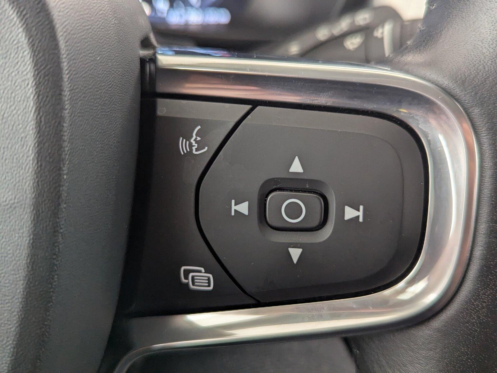 Volvo XC 40 D4 AWD Momentum LED+STDHZG+ACC+CARPLAY+