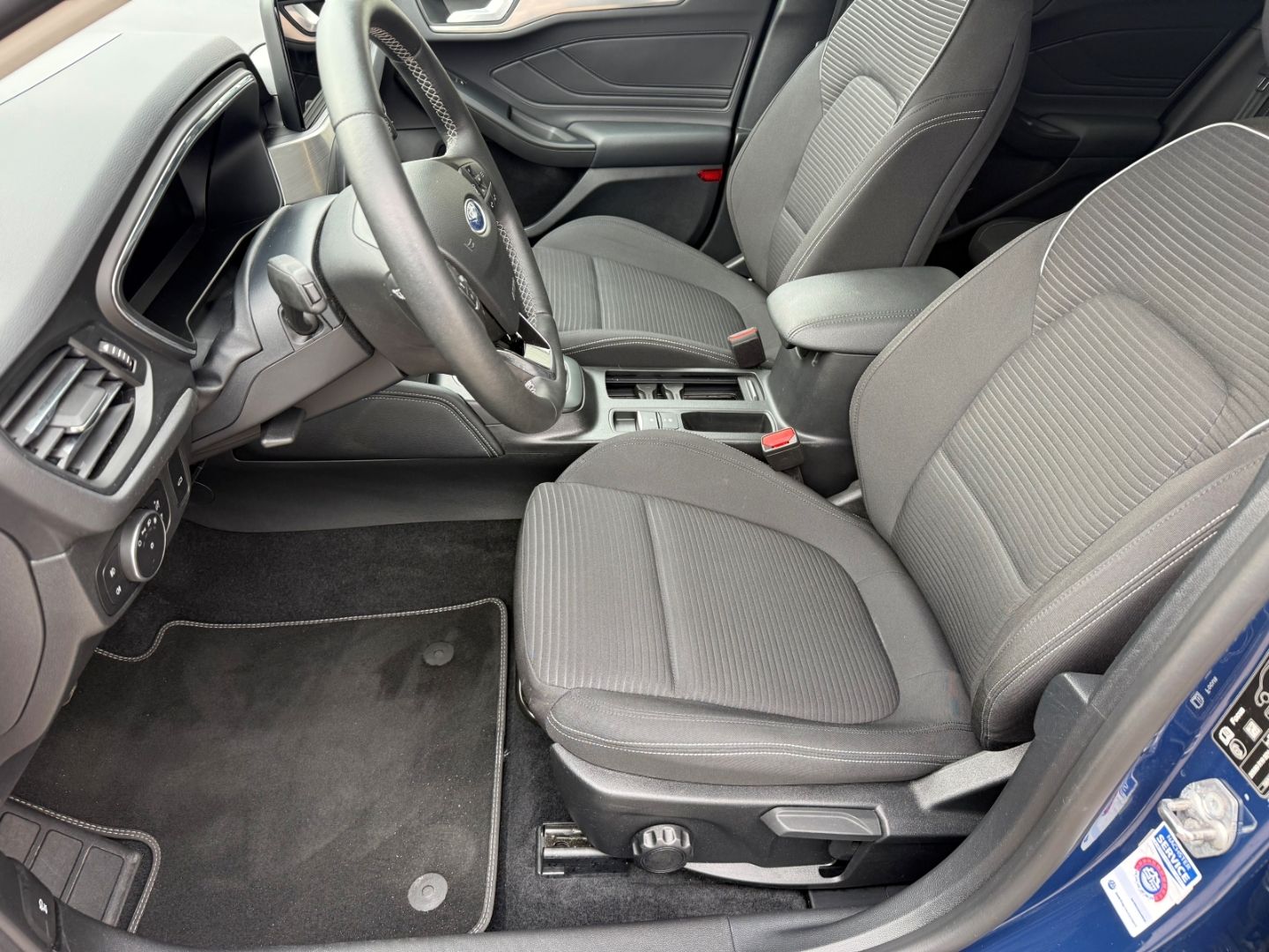 Fahrzeugabbildung Ford Focus Titanium X Turnier HUD Navi Digitales Cock