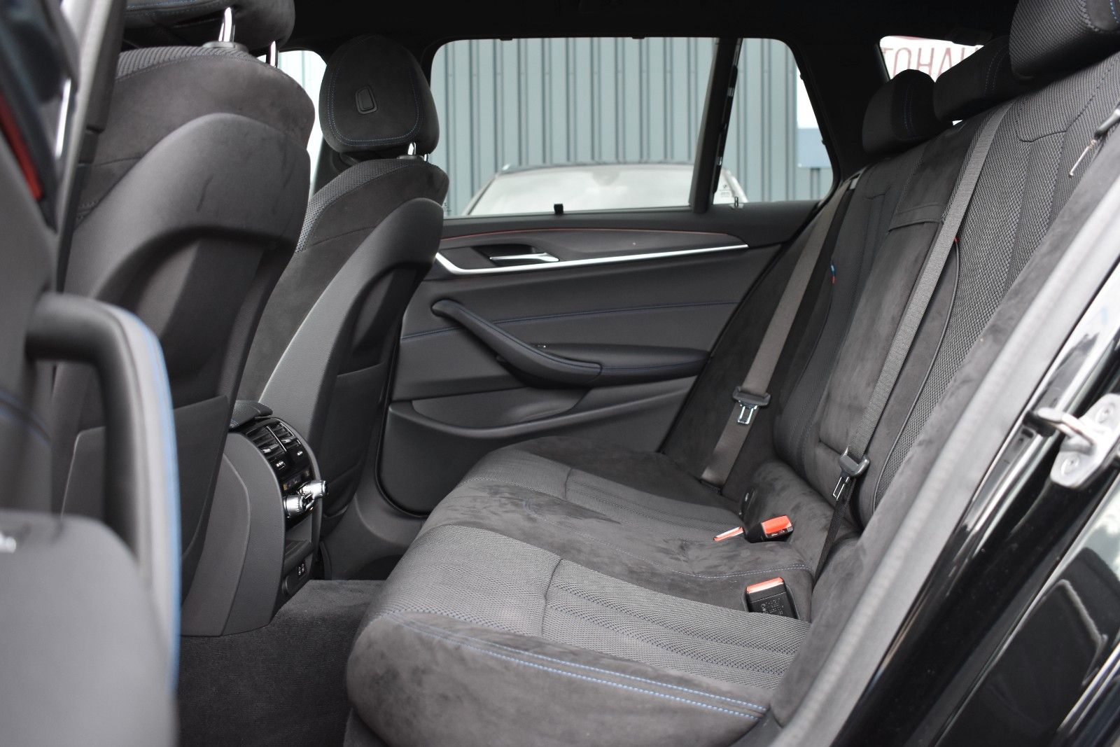 Fahrzeugabbildung BMW 530d Touring xDrive MSport LASER/HUD/KEYLESS/AHK