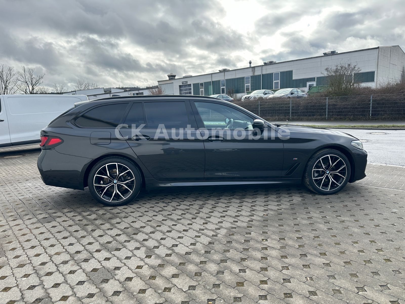 Fahrzeugabbildung BMW 520dxDrive Touring M-Sport/Laser/Head-Up/ACC/AHK