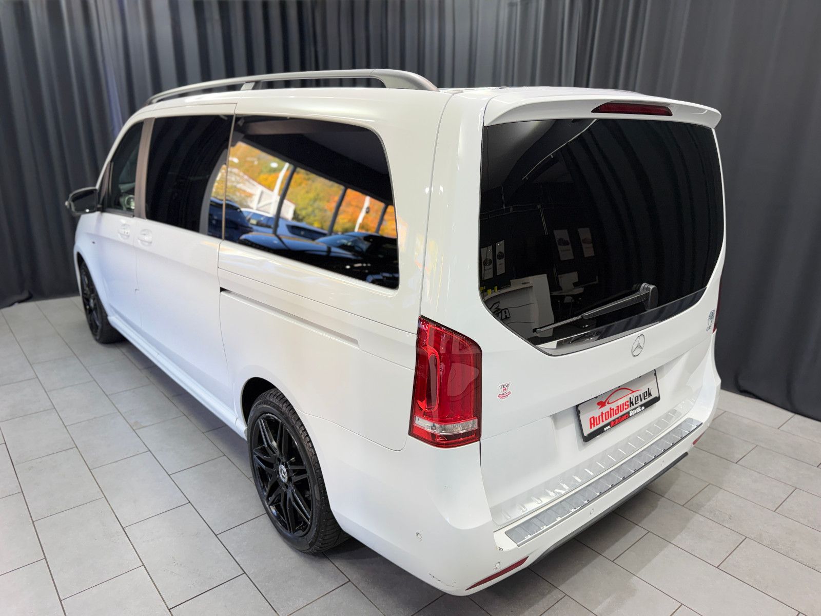 Fahrzeugabbildung Mercedes-Benz V250d NIGHT EDITION 4MATIC lang AMG-LINE|360°|