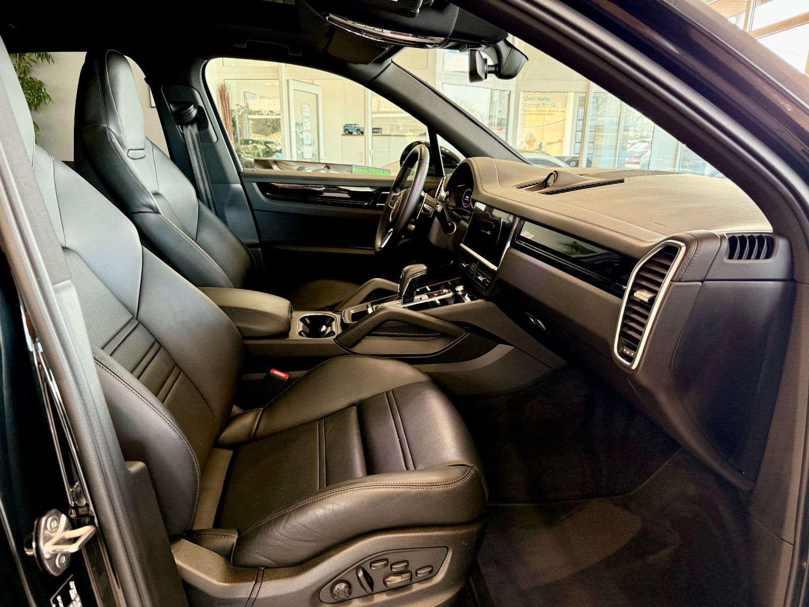 Fahrzeugabbildung Porsche Cayenne E-Hybrid Panorama/Luftfederung/ACC