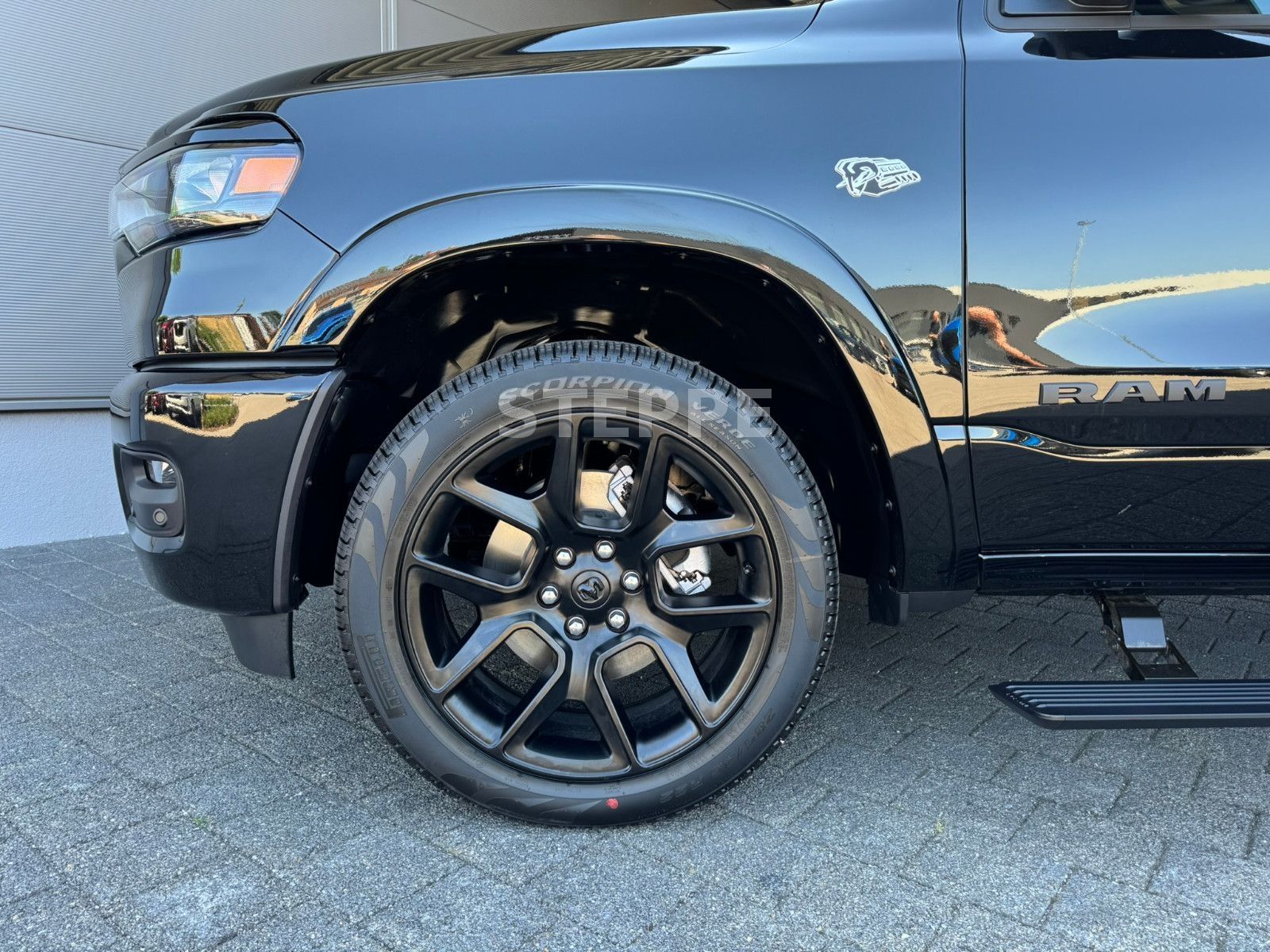 Dodge 2026 RAM 1500 5,7LV8 Night Safety Tech. AHK 22"