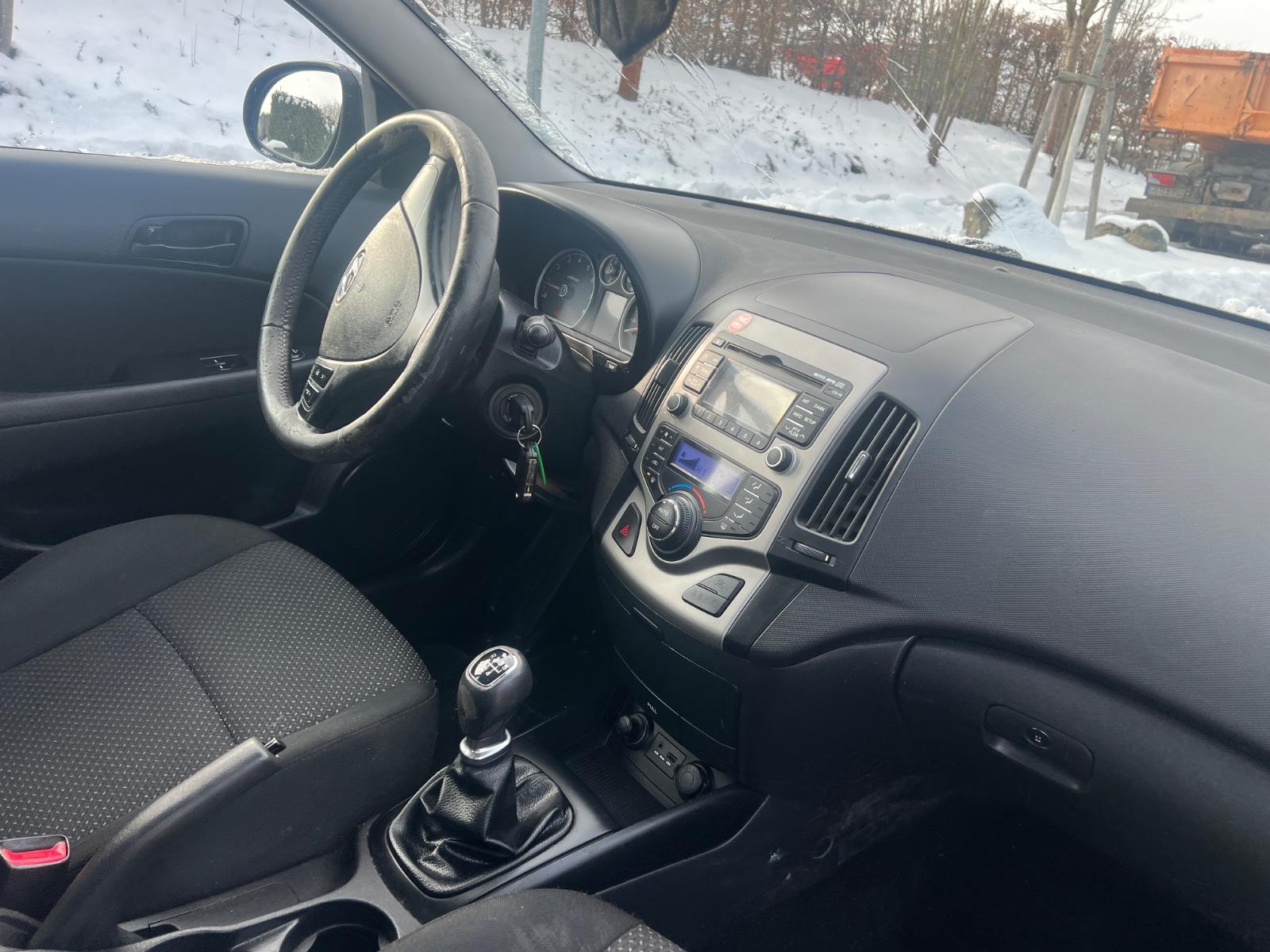 Hyundai i30 2010 — photo 9