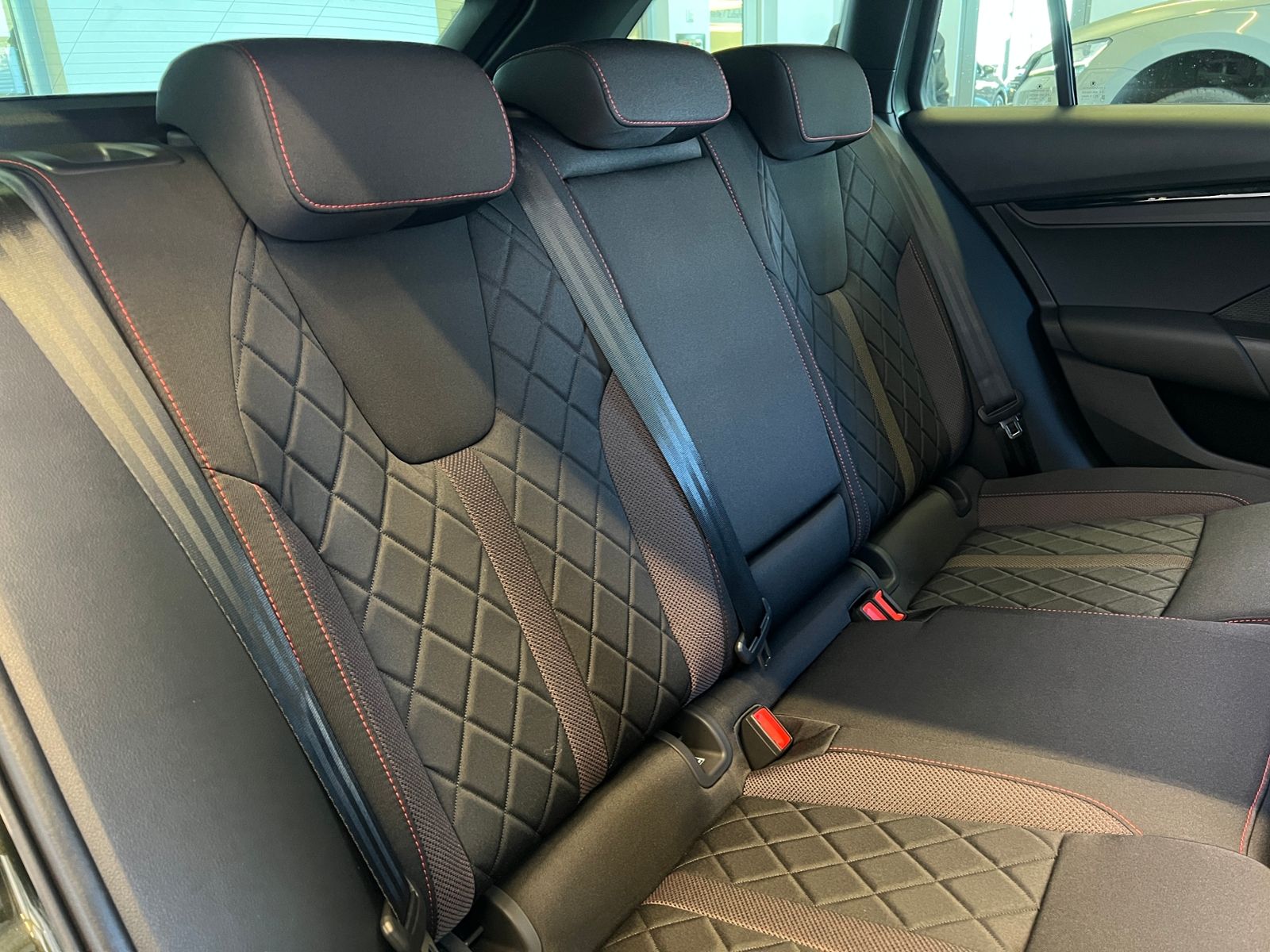 Fahrzeugabbildung SKODA Octavia Combi RS 2.0 TSI DSG *Panorama, AHK, Ind