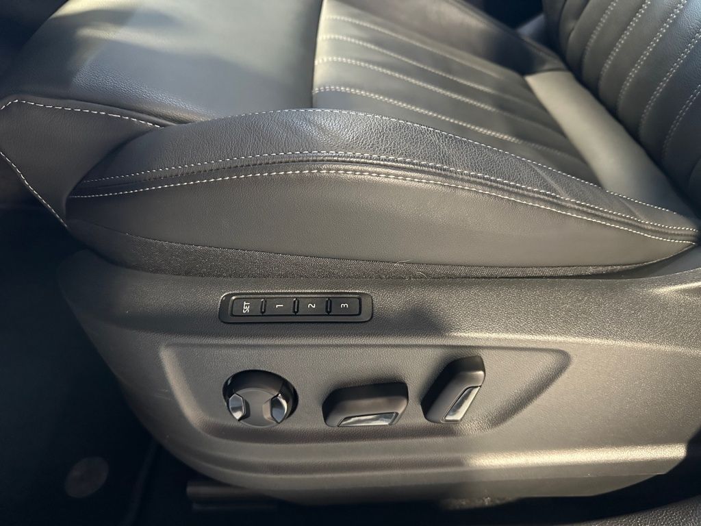 Fahrzeugabbildung SKODA Karoq 2.0 TDI Sportline AHK Memory LED Sport DAB