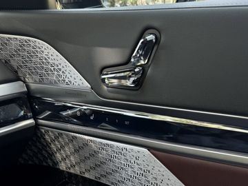 BMW 750 - 12