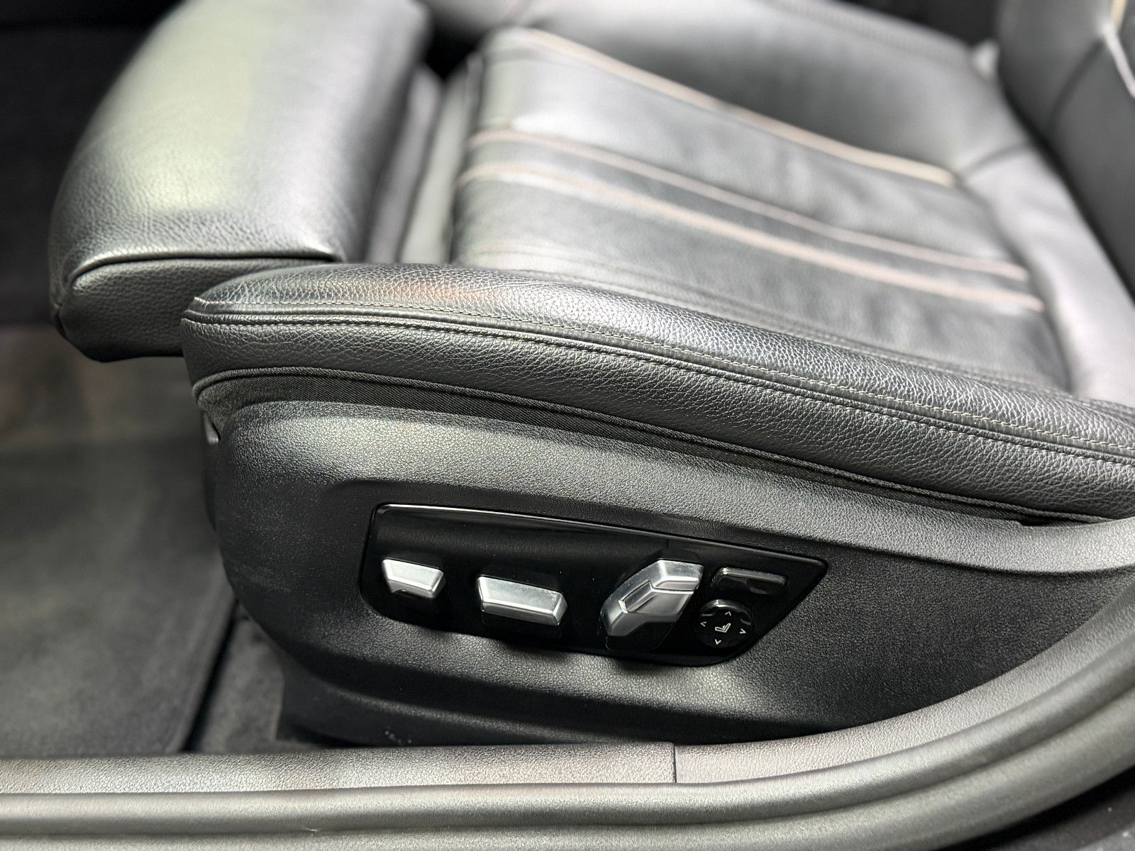 Fahrzeugabbildung BMW 540i Touring xDrive M Sport|HIFI|HuD|PANO|KEYLES