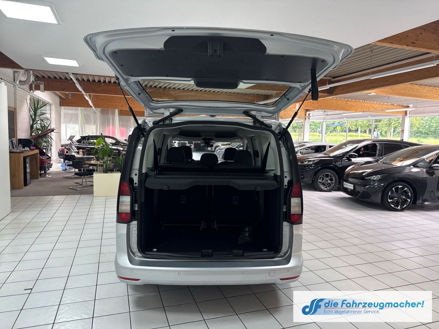Fahrzeugabbildung Ford Grand Tourneo Connect Trend 7-Sitzer Apple CarPl