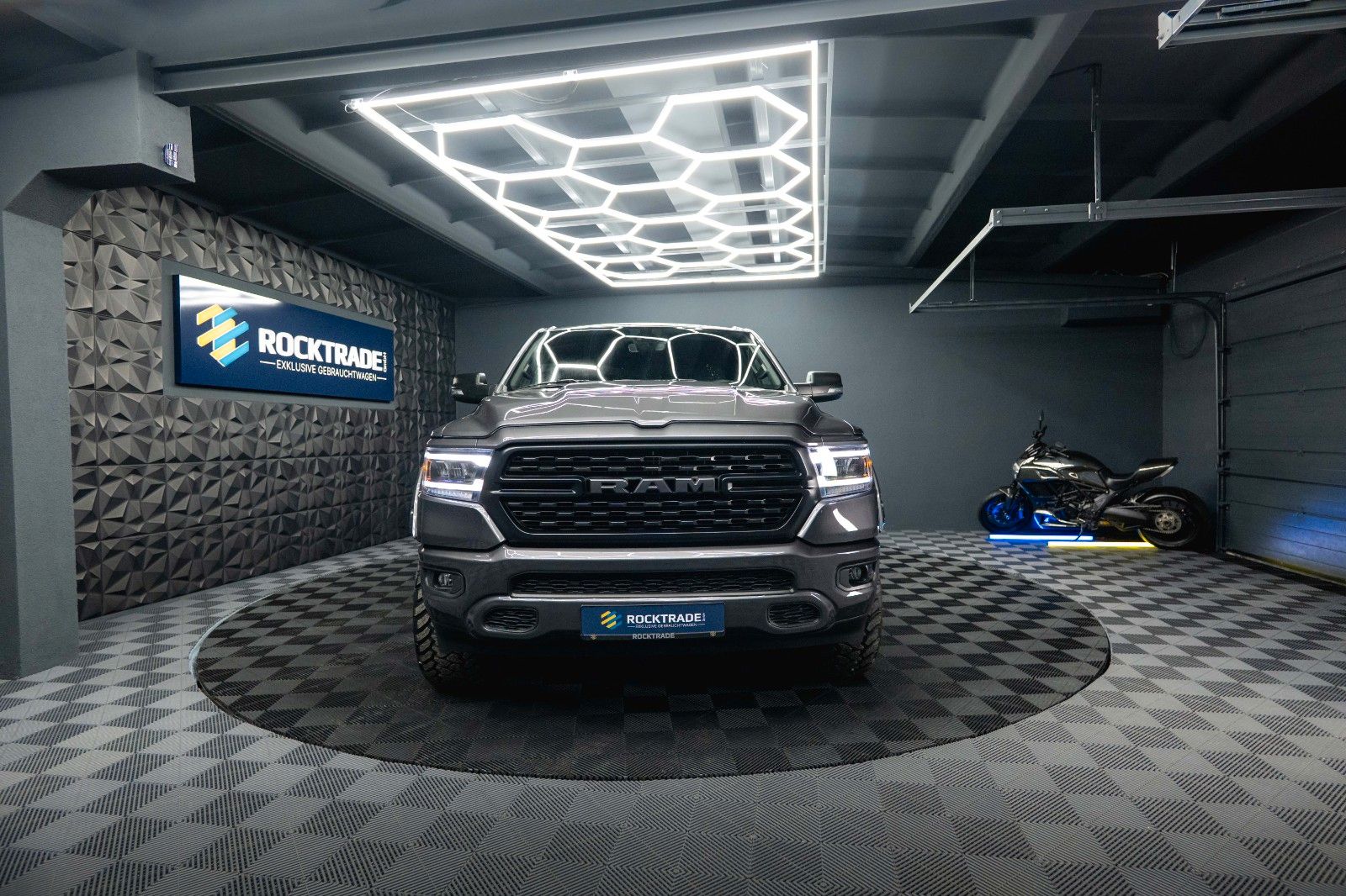 Fahrzeugabbildung Dodge RAM 5.7 V8 HEMI 4x4 OFFROAD Night-Paket *LED*19%