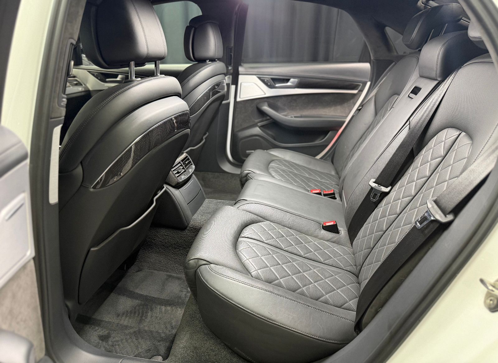 Fahrzeugabbildung Audi S8 4.0 TFSI quattro plus |KERAMIK|CARBON|MASSAGE