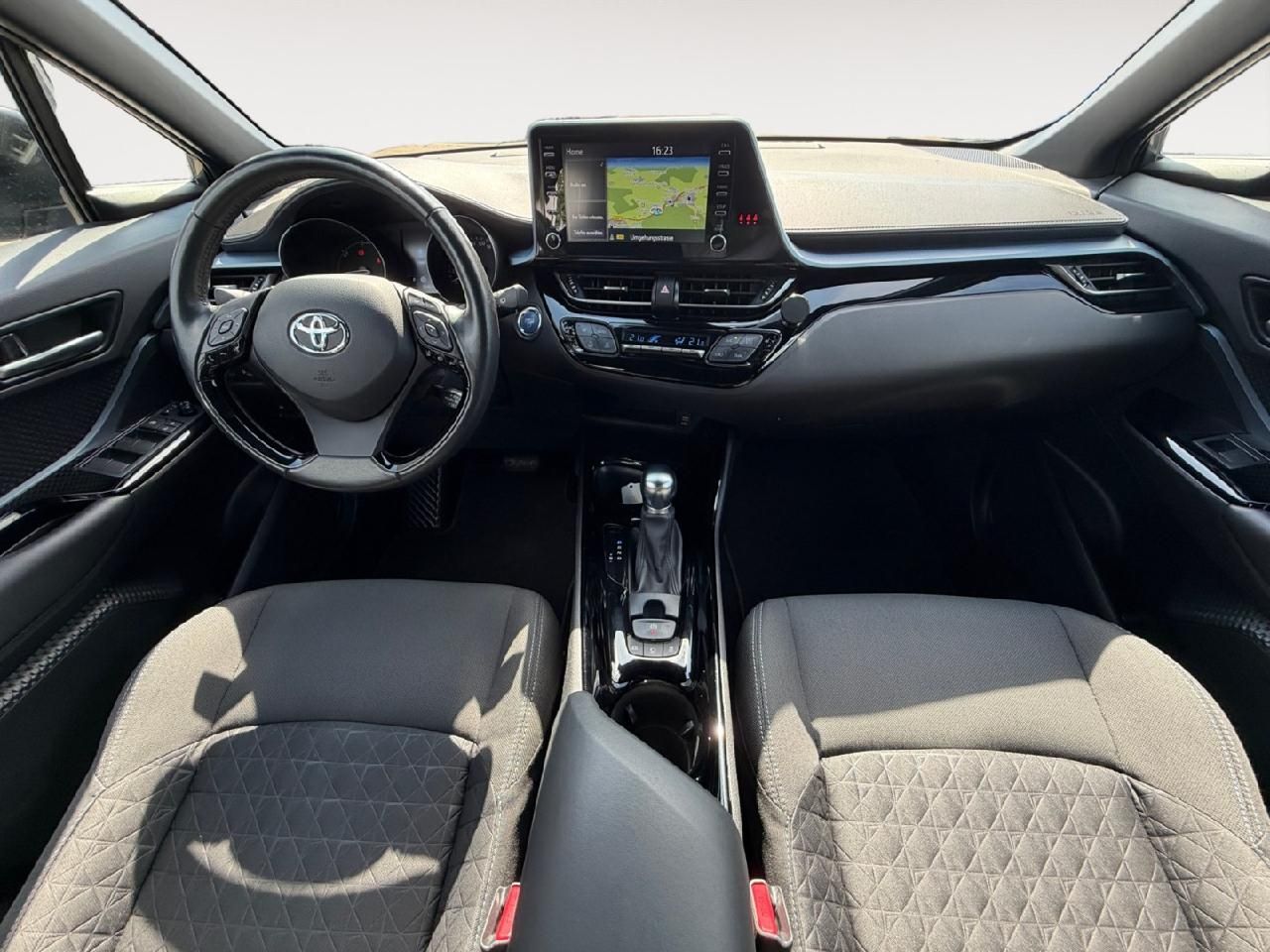 Fahrzeugabbildung Toyota C-HR Hybrid Team D