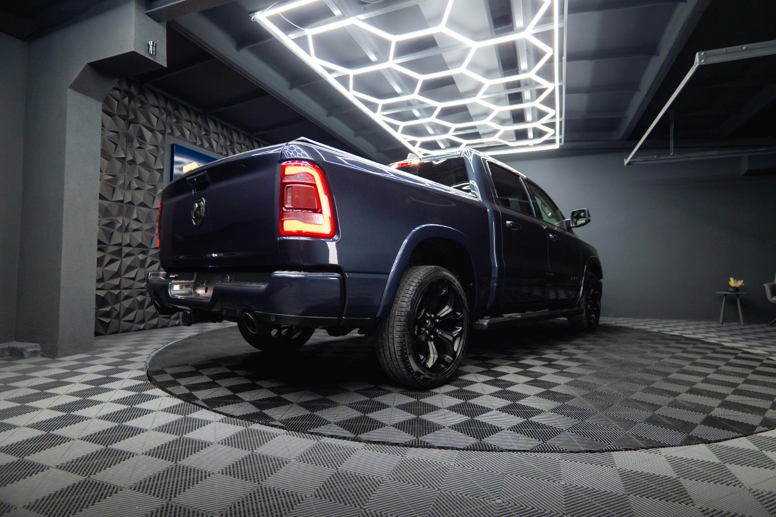 Fahrzeugabbildung Dodge RAM 5.7 V8 HEMI 4x4 NIGHT-Paket LARAMIE 22 Zoll