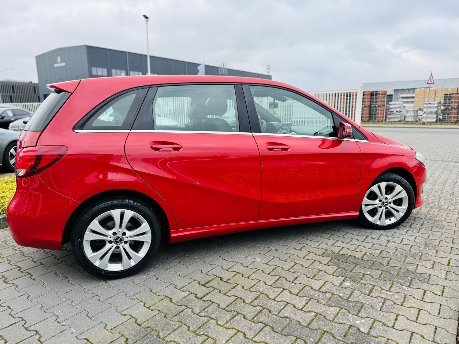 Fahrzeugabbildung Mercedes-Benz B 180 d URBAN, Tempomat, Kindersitze, PTS, SHZ,